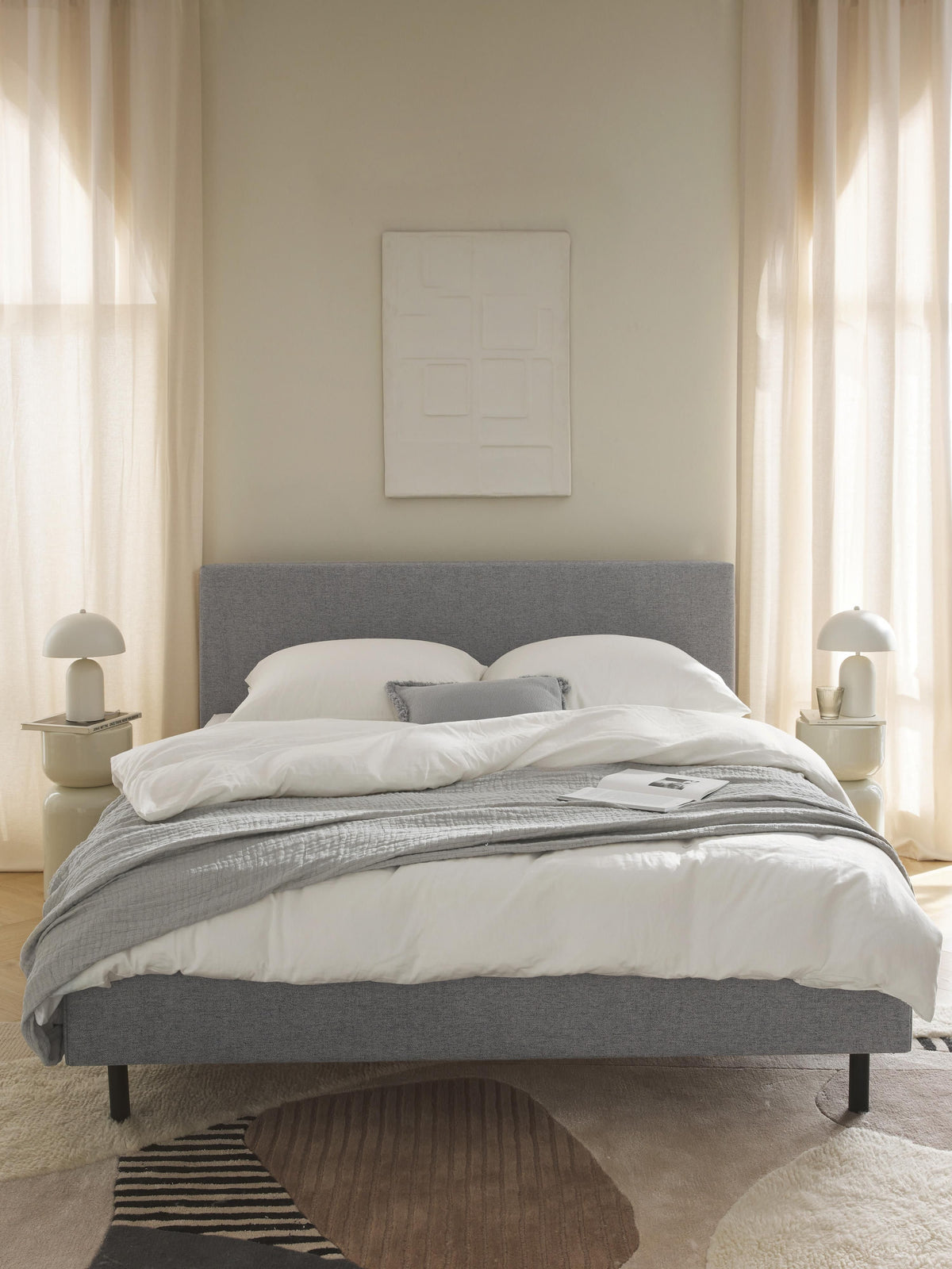 Giulhoff Upholstered Bed with Wooden Feet