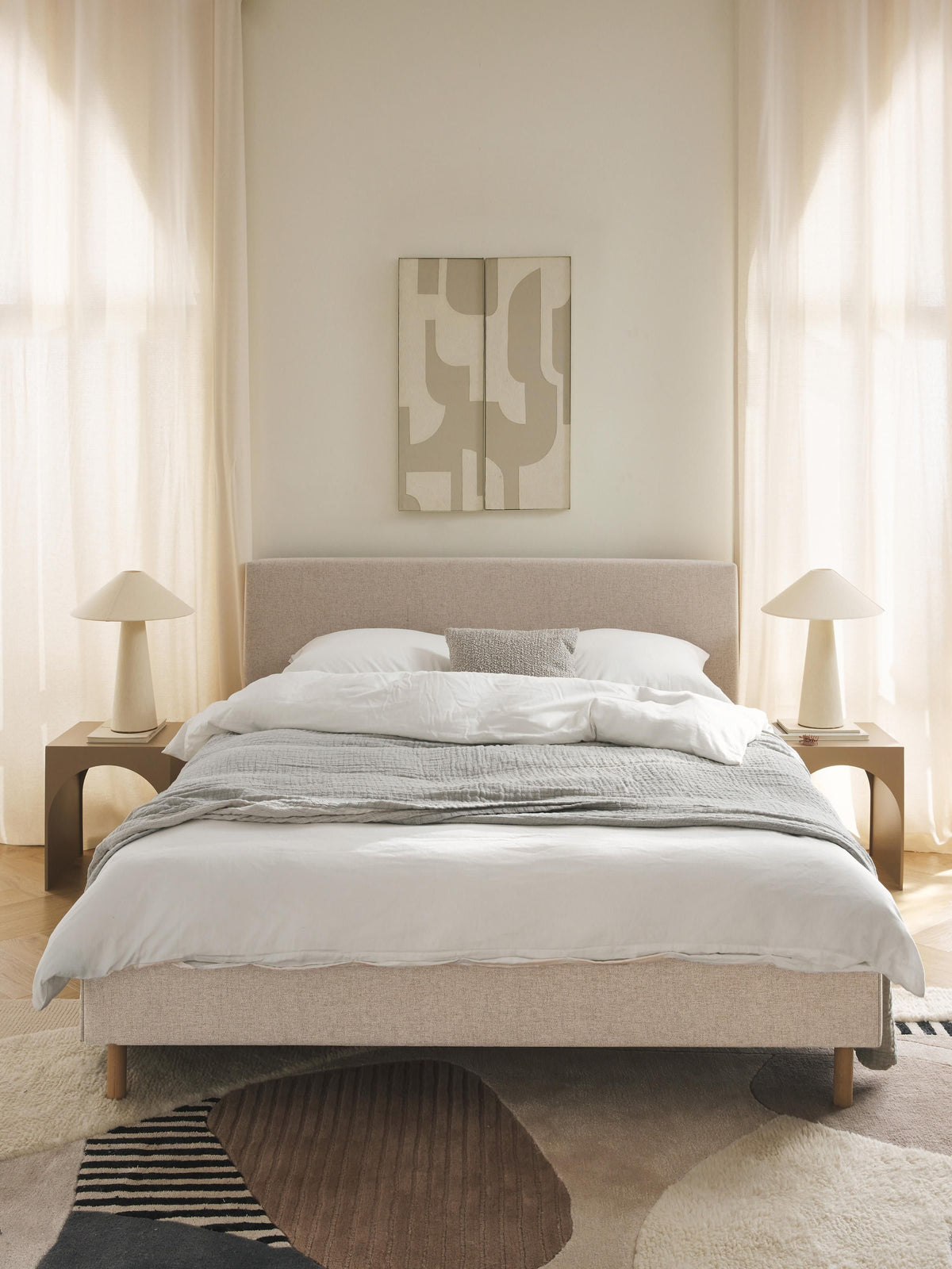 Giulhoff Upholstered Bed with Wooden Feet